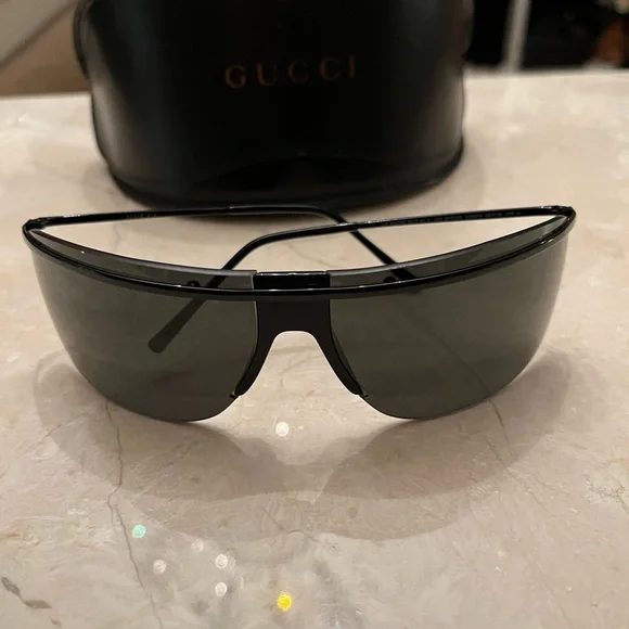 Gucci | Accessories | Gucci Unisex Black Frameless  display picture 2